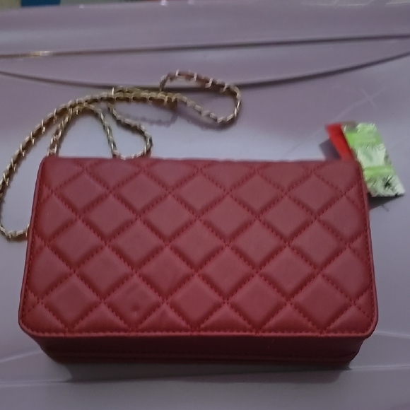 Badgley Muscha Elegant Brick Red Quilted Bag with Gold Chain - Picture 2 of 7